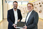 Christopher Heine (CEO Hengst SE) und Klaus Dieter Frers (Geschäftsführer, Gründer und Hauptaktionär von paragon GmbH & Co. KGaA) mit dem neuartigen elektrifizierten Innenraumfilter.