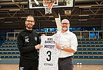 WWU Baskets-Trainer Björn Harmsen und Hengst Marketingdirektor Christoph Schings präsentieren das weiße Heim-Trikot der WWU Baskets mit der Nummer 3 und dem Hengst-Logo.