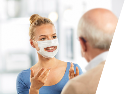 Altenpflegerin mit pure smile OP-Maske mit transparentem Sichtfeld